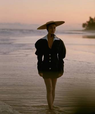 Тина Кунаки - Идущая по волнам: невероятная Тина Кунаки в платье Jacquemus и самой красивой шляпе, за которой мы будем охотиться летом - elle.ru