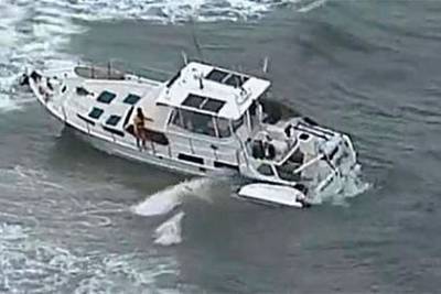 У берега популярного курорта нашли безлюдную яхту с заведенным мотором и собакой - mur.tv - Австралия