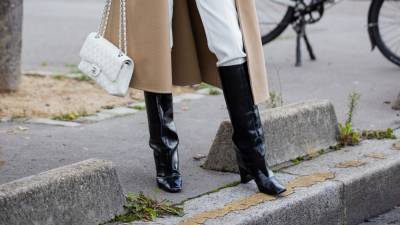 Как носить сапоги на каблуке зимой? С чем сочетать и какие выбрать - vogue.ru