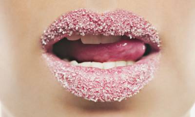 Что делать, если сохнут губы: 5 полезных советов - marieclaire.ru