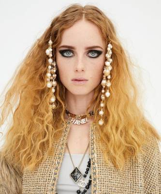 Как будто косы расплела: самые эффектные укладки на показе Chanel 2020/21 - elle.ru