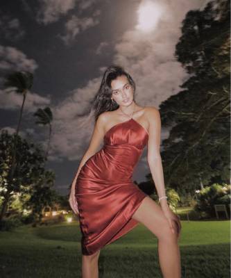 Жизель Оливейра - Платье-комбинация на голое тело и ничего больше: Жизель Оливейра встречает Новый год на Гавайях - elle.ru - штат Гавайи