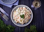 Новогоднее меню: 5 необычных рецептов салата оливье - cosmo.com.ua