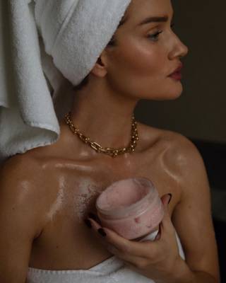 Подарок для себя: скраб для тела от Рози Хантингтон... - glamour.ru