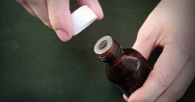 Как в стеклянной бутылочке легко открыть плотную пластмассовую крышечку - lifehelper.one