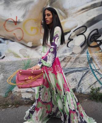 Эльза Хоск - Джильда Амбросио - Valentino - Плиссированные цветы и самая красивая розовая сумка: итальянка Джильда Амбросио раскрашивает зиму - elle.ru