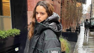 Alexander Wang - Iris Van-Herpen - Росалия - главная звезда испанской сцены в 2020 году. Что надо знать о ее стиле - vogue.ru - Англия