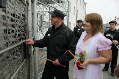 «Заочницы» и «зэкули»: Зачем женщины вступают в отношения с заключенными nbsp - woman.rambler.ru