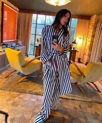 Виктория Бекхэм - Уютная шелковая пижама — именно то, что нам нужно этой зимой: 5 вариантов на любой вкус в стиле Виктории Бекхэм - elle.ru
