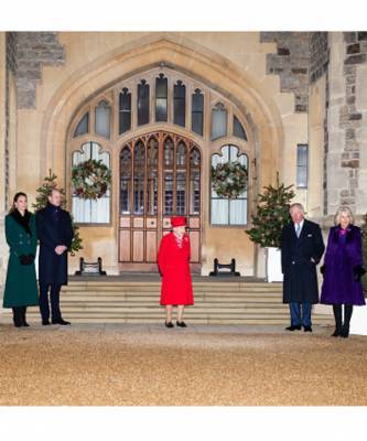 принц Гарри - принц Филипп - Кейт Миддлтон - принц Уильям - принц Чарльз - Елизавета II (Ii) - Камилла Паркер-Боулз - Все в сборе: Елизавета II, герцоги Кембриджские и другие члены королевской семьи встретились в Виндзорском замке - elle.ru