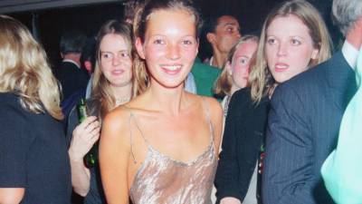 Наоми Кэмпбелл - Кейт Мосс - Джеймс Браун - Кейт Мосс: лучшие образы для вечеринок образца 1990-х - vogue.ru - Англия