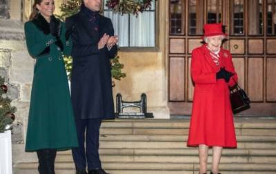 королева Елизавета II (Ii) - принцесса Диана - Кейт Миддлтон - принц Уильям - принц Чарльз - Камилла Паркер-Боулз - Catherine Walker - Красное или изумрудное? Кейт Миддлтон и Елизавета II встретились в Виндзоре и показали стильные образы (ФОТО) - hochu.ua - Англия