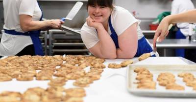Девушке с синдромом Дауна 15 раз отказывали в работе — а теперь у нее своя пекарня - wmj.ru