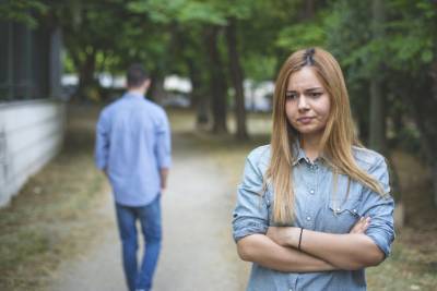 «Мы расстались». Почему мужчины переживают не так, как мы? - psychologies.ru