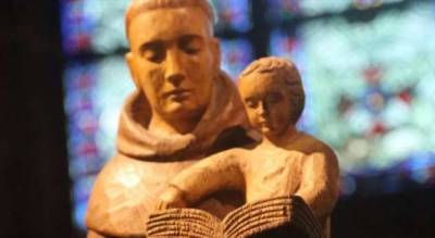 «Ой!» Статую в католической школе пришлось прикрыть из-за ее неоднозначного вида - milayaya.ru - Испания