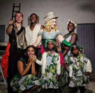 Как и почему Мадонна усыновила 4 детей из Африки - lublusebya.ru