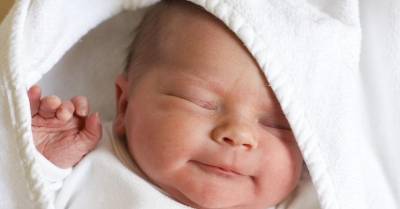 Малышка родилась с аномалией — органами наружу, но родители девочки ее безмерно обожают - wmj.ru