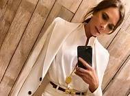 Виктория Бекхэм - Песочная юбка и цветочный принт: Виктория Бекхэм показала блузу, которая станет хитом осени 2020 - cosmo.com.ua
