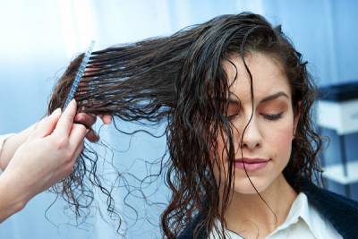 Почему нельзя расчесывать мокрые волосы - woman.rambler.ru