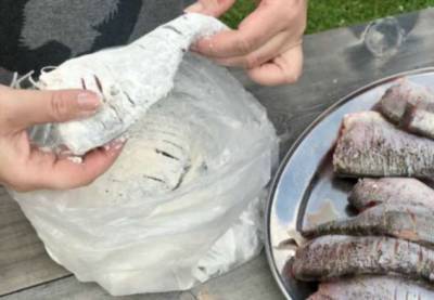 Жарим речную рыбу методом рыбака: сначала кладем в пакет муки, а после на сковородку - lublusebya.ru