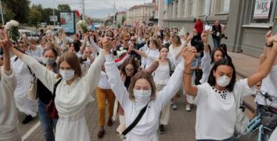 Женщины по всей Беларуси встают в живые цепи в знак солидарности с пострадавшими демонстрантами - kerekuo.ru - Белоруссия - Витебск - Гомель