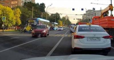 Курьер-велосипедист столкнулся с автомобилем на пешеходном переходе (1 фото + 1 видео) - chert-poberi.ru - Москва