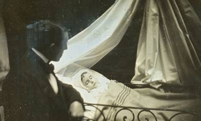 Самый жуткий обычай прошлого: кто и зачем делал «живые» фото умерших людей - marieclaire.ru