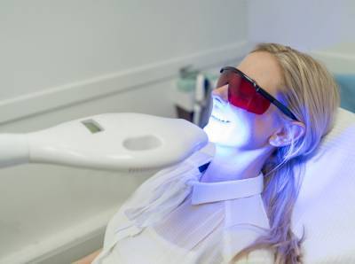 «Какие виды отбеливания зубов лучше и безопаснее?» - marieclaire.ru