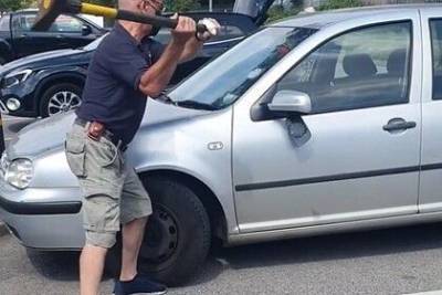 Мужчина разбил окно чужой машины ради спасения собаки от жары - mur.tv - Англия