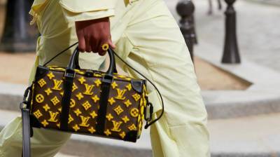 Louis Vuitton - Ким Джонс - Подручные материалы: выбираем мужские сумки - vogue.ua
