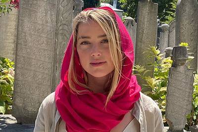 Джон Депп - Эмбер Херд - Amber Heard - Эмбер Херд оказалась в центре скандала на отдыхе в Стамбуле: актрису осудили за выбор одежды для посещения мечети - spletnik.ru - Англия - Турция - Стамбул