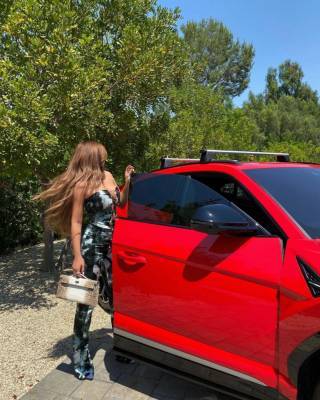 Кайли Дженнер - Сторми Уэбстер - Кайли Дженнер позирует возле своего Lamborghini за 200 тысяч долларов, и еще 6 дорогих авто из её автопарка - starslife.ru - Лос-Анджелес