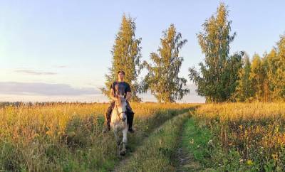 Приятная прогулка на лошадях в августовский вечер - mur.tv