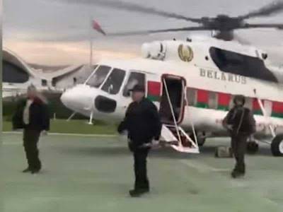 Александр Лукашенко - Как крысы разбежались: Лукашенко с автоматом в руках прилетел на вертолете во Дворец Независимости - mur.tv - Минск - Белоруссия