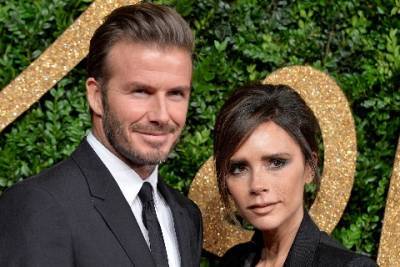 Дэвид Бекхэм - David Beckham - Дэвид Бекхэм одержим косметикой своей жены Виктории. Его любимое средство — бронзатор ее бренда VBB - spletnik.ru - Англия - Victoria - county Beckham