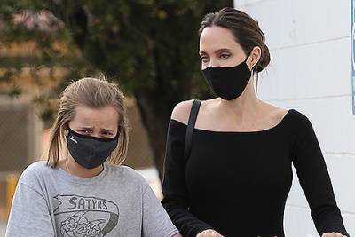 Анджелина Джоли - Брэд Питт - Valentino Garavani - Angelina Jolie - Анджелина Джоли сходила в магазин с дочерью Вивьен в Лос-Анджелесе - spletnik.ru - Лос-Анджелес