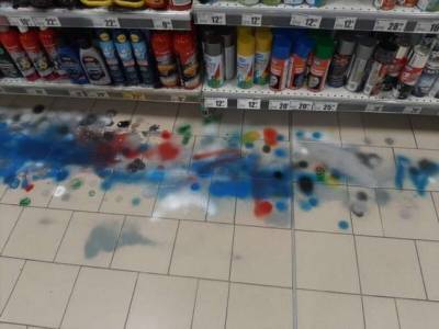 Люди тестируют баллончики с краской прямо на полу магазина (2 фото) - chert-poberi.ru