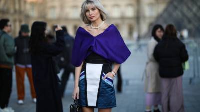 Рози Хантингтон-Уайтли - Streetstyle: 12 способов как носить стеганую юбку этой осенью - vogue.ua