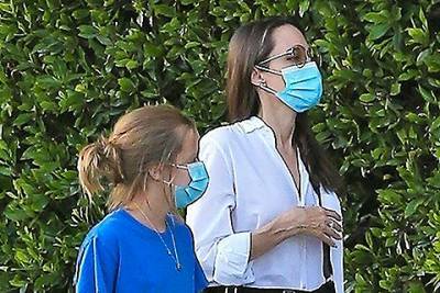 Анджелина Джоли - Брэд Питт - Angelina Jolie - Анджелина Джоли с дочерью Вивьен и новой собакой сходили в гости - spletnik.ru - Лос-Анджелес