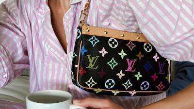 Louis Vuitton - Такаси Мурак - Louis Vuitton Pochette — как модницы носят самую классную винтажную сумку сезона - vogue.ru