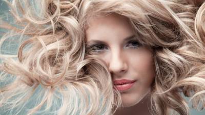 Безвредное окрашивание волос: 7 советов, которые помогут кудряшкам сохранить структуру - beauty.ua