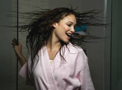 5 вещей, которые нельзя делать с мокрыми волосами - marieclaire.ru