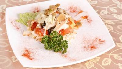 Рецепт праздничного салата из курицы, грибов и помидоров - lifehelper.one