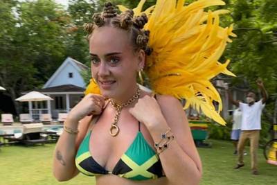 Адель обвинили в присвоении культурных ценностей за фото в купальнике в цветах флага Ямайки - spletnik.ru - Лондон - Ямайка