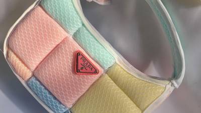 Как выглядели бы сумки Prada, будь они сшиты из губок для мытья посуды - vogue.ru - Япония