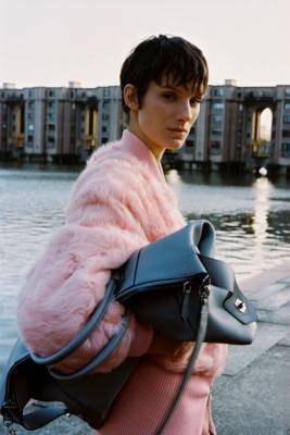 Клэр Уэйт Келлер - Новая роскошная сумка Givenchy Antigona Soft в честь 10-летия культовой модели - justlady.ru