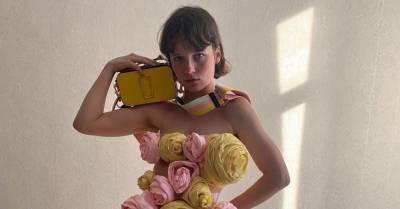 Marc Jacobs - Марк Джейкобс - Майя Голышкина - 19-летняя художница из Москвы стала моделью Marc Jacobs — она создает вещи из еды, карт и кукол - wmj.ru - Москва