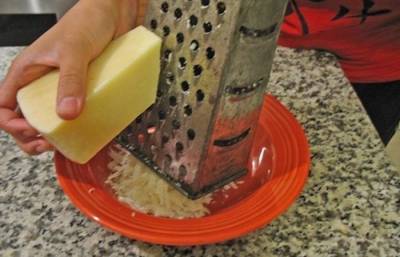 Как правильно тереть сыр на терке, чтобы он не прилипал к поверхности (и мыть терку будет легче) - milayaya.ru
