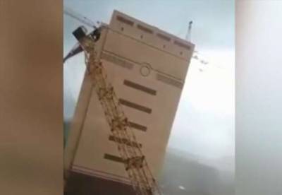 В Тюмени из-за сильного ветра упали два башенных крана (4 фото + 1 видео) - chert-poberi.ru - Тюмень