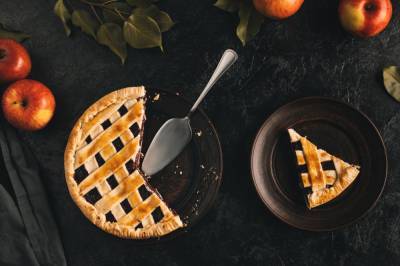 Осень на столе: пирожки, пирог и оладьи — три блюда с яблоками - eva.ru